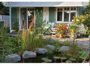 Schöner Bungalow mit Gartenterrasse und Teich